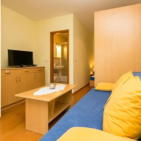 Radic - 2-3 Adults - Kneza Domagoja Street - Br 1 *