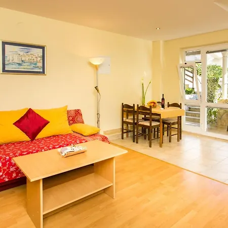 Radic - 2-3 Adults - Kneza Domagoja Street - Br 1 *