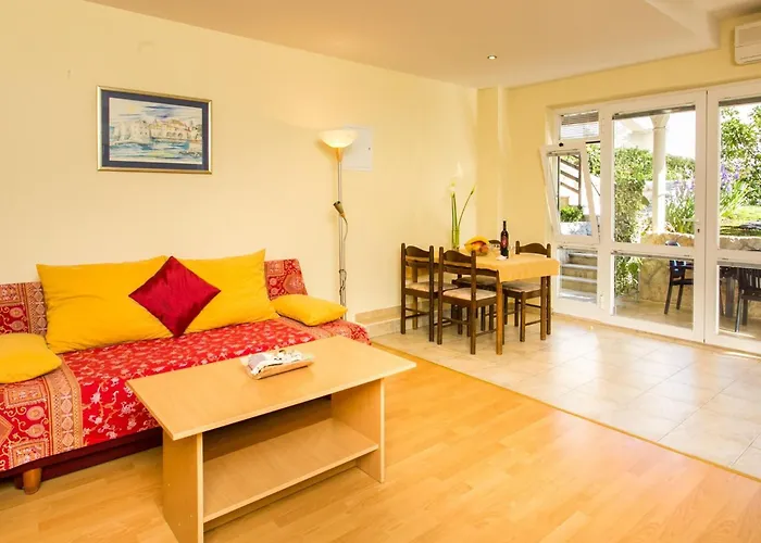 Radic - 2-3 Adults - Kneza Domagoja Street - Br 1 *